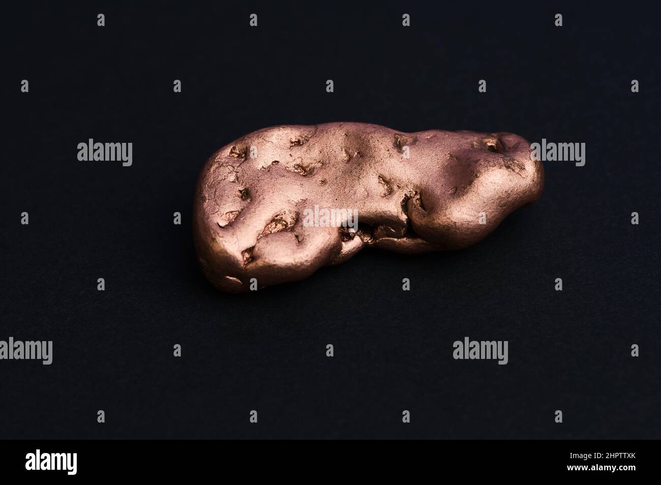 foto macro di un nocciolo di rame su sfondo nero Foto Stock