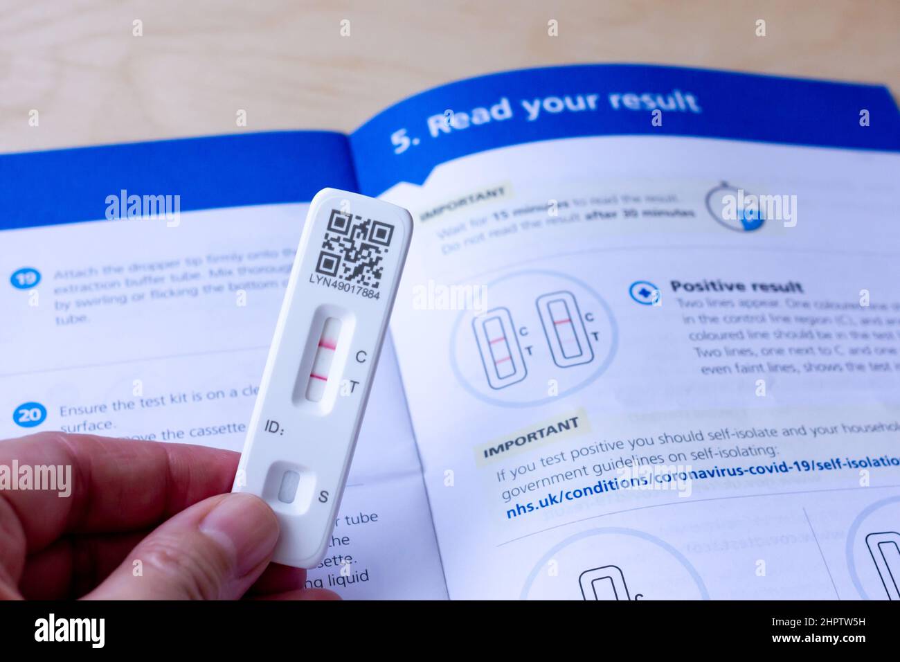 Test di flusso laterale positivo Covid-19, Sars-COV-2. Foto Stock