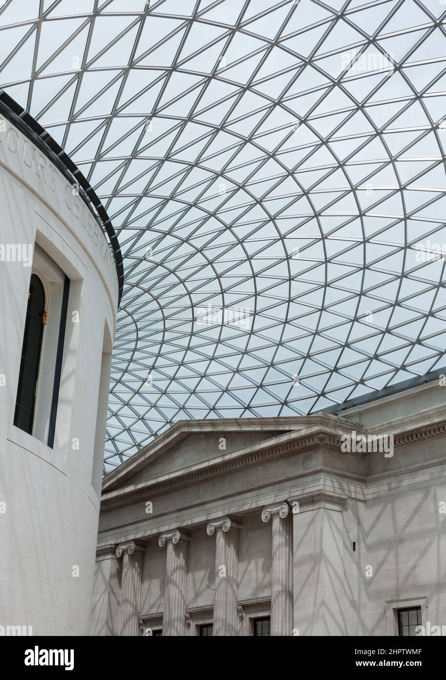 Soffitto della Grande Corte del British Museum: La Grande Corte del British Museum ora uno spazio interno luminoso grazie a una massiccia cupola parziale che racchiude lo spazio. Foto Stock