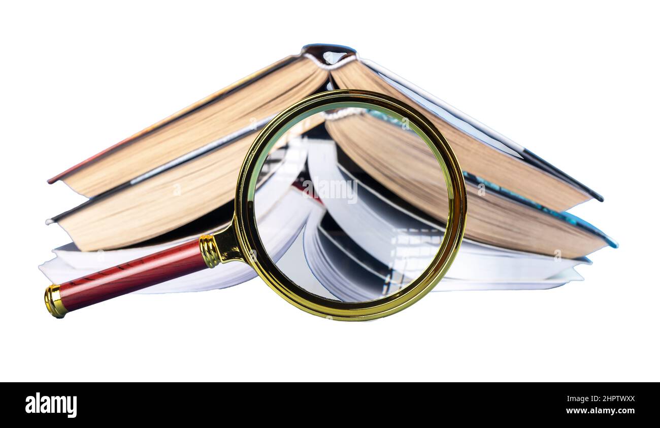 Libri astratti attraverso lente di ingrandimento isolato su sfondo bianco. Foto di alta qualità Foto Stock
