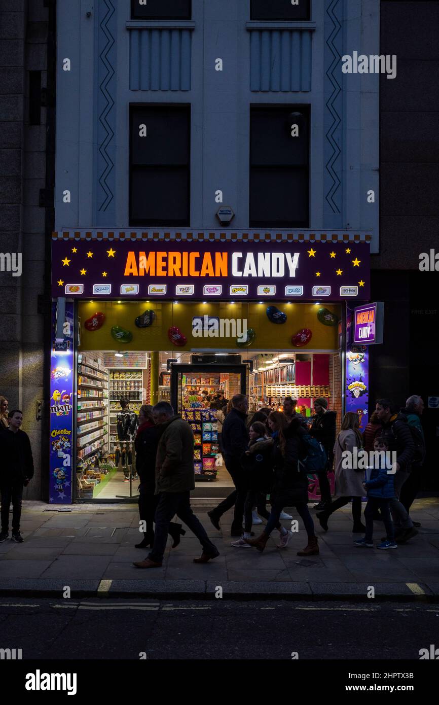 Londra, Regno Unito. 23 febbraio 2022. Un ramo di American Candy ha aperto sullo Strand. Il negozio, così come altri negozi simili sotto altri nomi come Kingdom of Sweets, Hollywood Candy nel cuore della capitale, vende una varietà di dolci statunitensi. I critici hanno sottolineato i prezzi e l'alto contenuto di zucchero dei prodotti. Credit: Stephen Chung / Alamy Live News Foto Stock