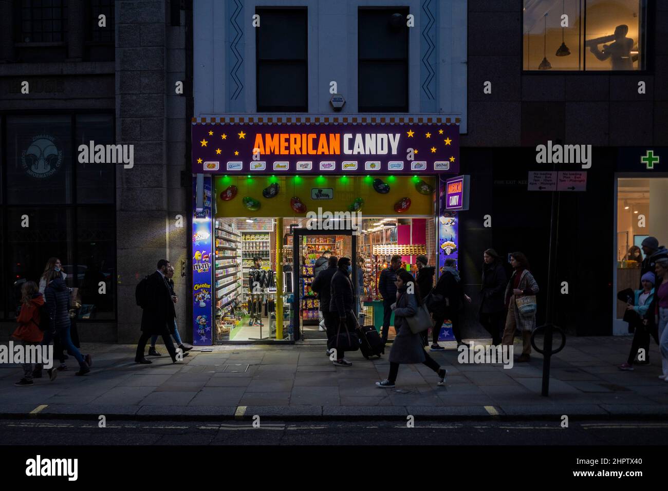 Londra, Regno Unito. 23 febbraio 2022. Un ramo di American Candy ha aperto sullo Strand. Il negozio, così come altri negozi simili sotto altri nomi come Kingdom of Sweets, Hollywood Candy nel cuore della capitale, vende una varietà di dolci statunitensi. I critici hanno sottolineato i prezzi e l'alto contenuto di zucchero dei prodotti. Credit: Stephen Chung / Alamy Live News Foto Stock