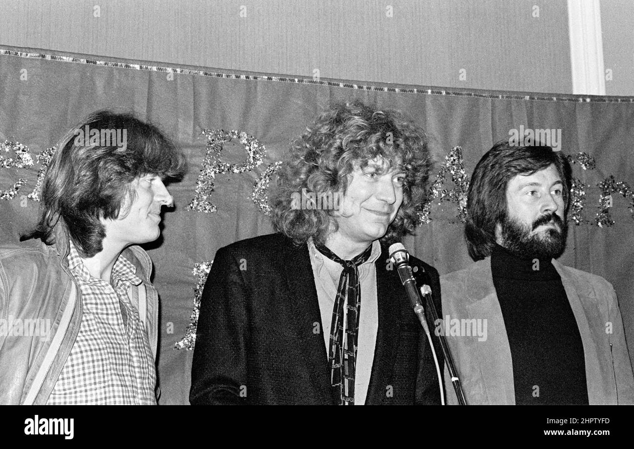John Paul Jones, Robert Plant e John Bonham della rock band inglese hanno condotto Zeppelin raccogliendo un premio in una cerimonia di Melody Maker poll Awards a Londra nel 1979. Foto Stock