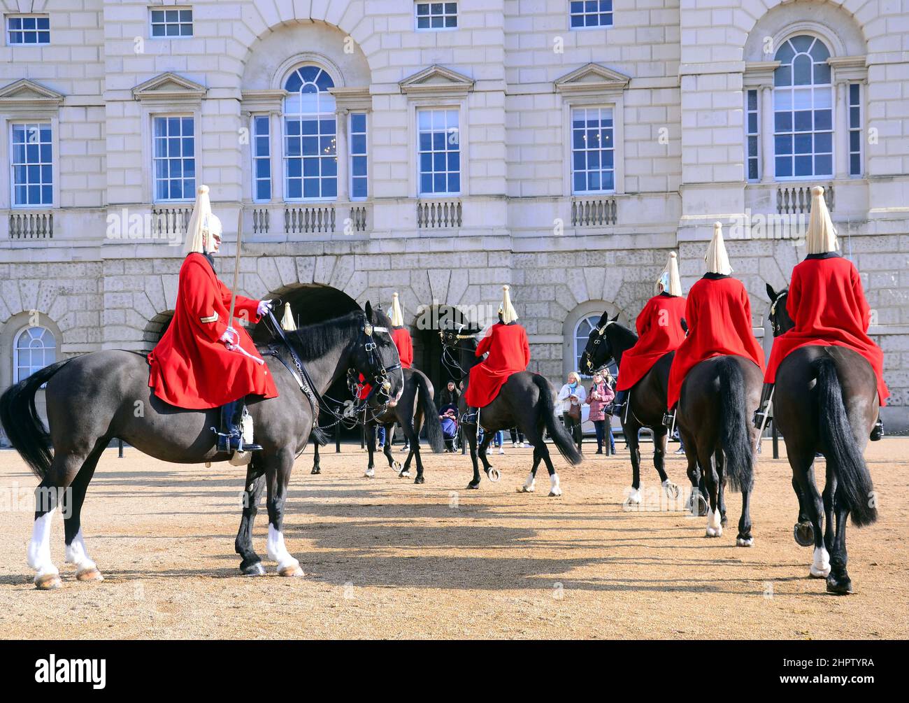 La cerimonia del cambio della Guardia di vita della Regina sulla Parata delle Guardie Cavallo, Londra, Regno Unito. Soldati della Casa Cavalleria montato reggimento, Guardie di vita. Foto Stock