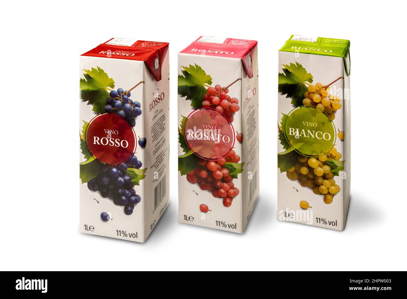 Vino italiano in tetra pack, tre cartoni con vino rosso, rosato e bianco isolato su bianco, sentiero di taglio Foto Stock