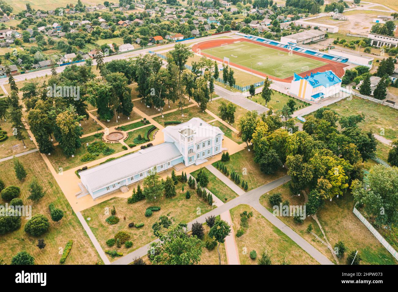 Vista aerea Old Two-story House Manor costruita nel 20 ° secolo di cittadino onorario ereditario, Merchant Andrey Avraamov. Vista del drone del parco cittadino Foto Stock