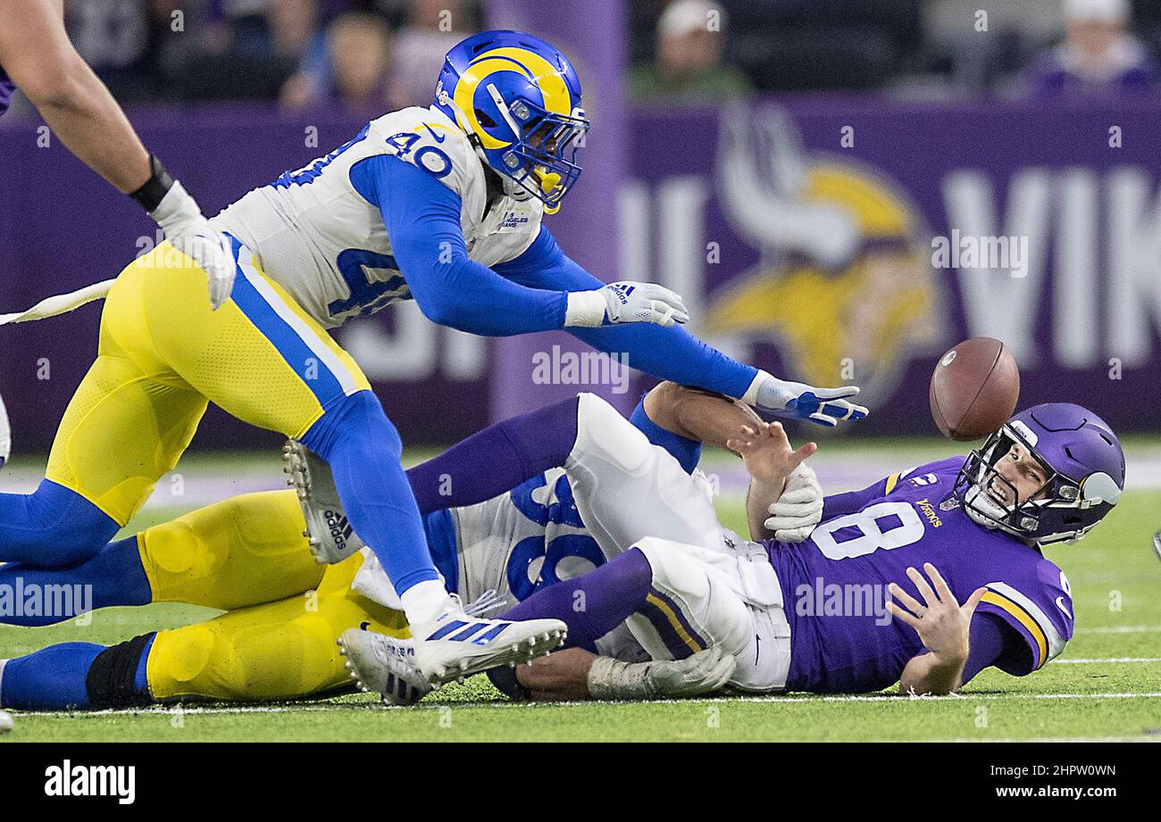 Minneapolis, Stati Uniti. 26th Dic 2021. Minnesota Vikings quarterback Kirk cugini (8) fumbles la palla, che è stato recuperato da Vikings offensive affrontare Christian Darrisaw (71), nel quarto trimestre contro i Los Angeles Rams, Domenica, 26 dicembre 2021 presso lo U.S. Bank Stadium di Minneapolis. (Foto di Elizabeth Flores/Minneapolis Star Tribune/TNS/Sipa USA) Credit: Sipa USA/Alamy Live News Foto Stock