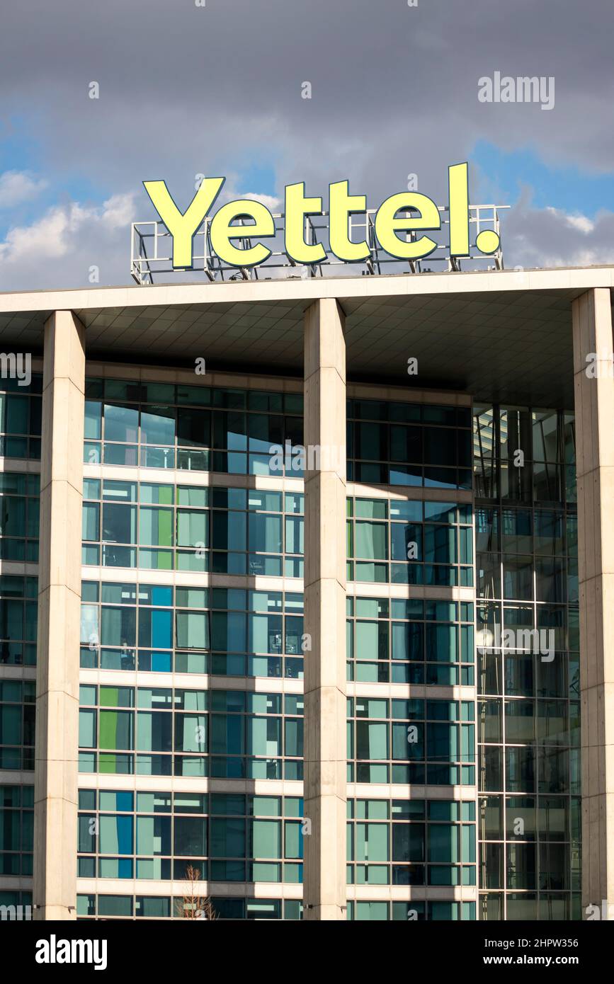 Logo Yettel presso la sede centrale della società a Business Park Sofia, Bulgaria. Yettel è di proprietà del PPF Telecom Group B.V. Foto Stock