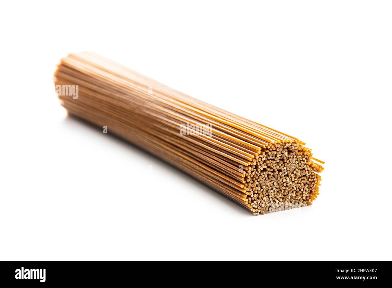 Spaghetti interi non cotti. Pasta cruda isolata su sfondo bianco. Foto Stock