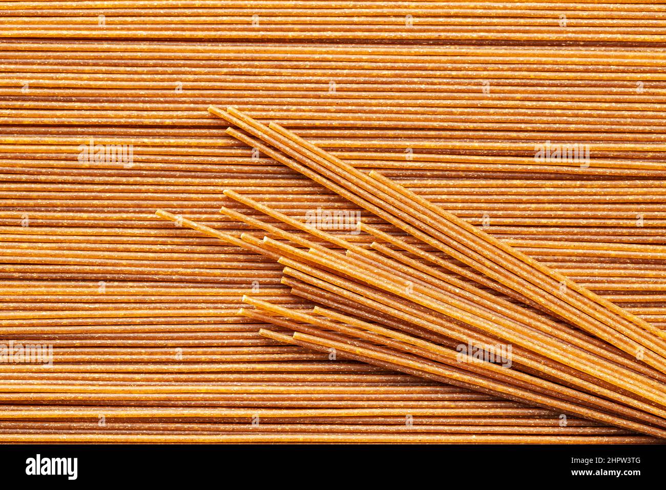 Spaghetti interi non cotti. Pasta cruda. Vista dall'alto. Foto Stock