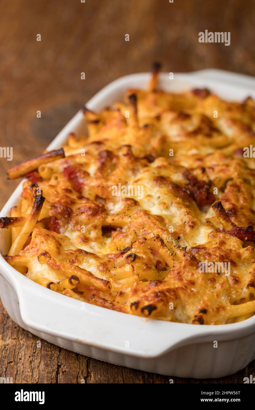 mac e formaggio su legno Foto Stock