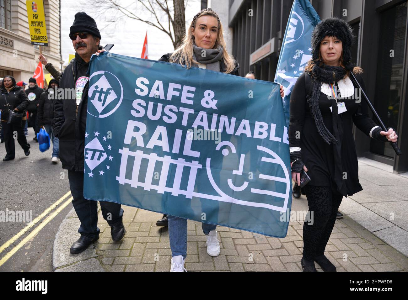 Londra, Regno Unito. 23rd Feb 2022. I manifestanti hanno una bandiera durante la manifestazione. I membri del sindacato ferroviario, marittimo e dei trasporti (RMT) hanno marciato dalla Piazza del Parlamento chiedendo migliori condizioni salariali. Credit: SOPA Images Limited/Alamy Live News Foto Stock
