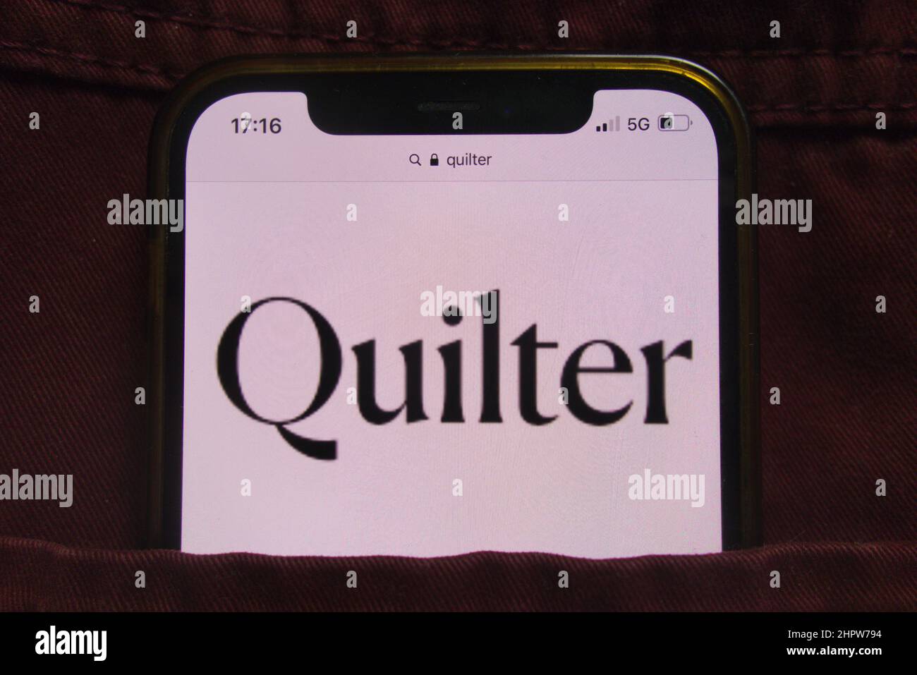 KONSKIE, POLONIA - 22 febbraio 2022: Logo Quilter plc visualizzato sul cellulare nascosto in tasca jeans Foto Stock