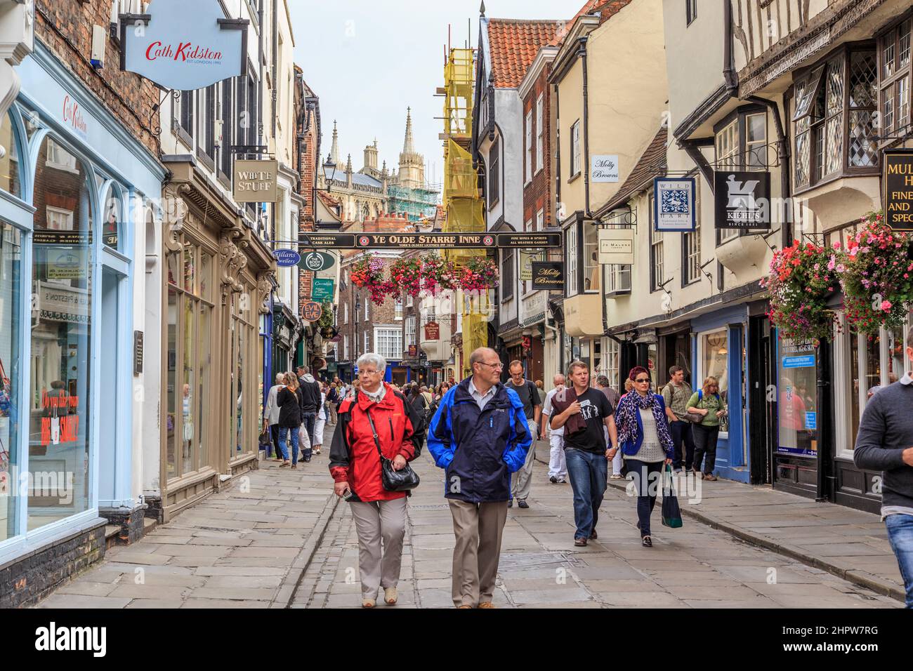 YORK, GRAN BRETAGNA - 9 SETTEMBRE 2014: Questi sono turisti non identificati in una delle strade pedonali del centro storico della città. Foto Stock