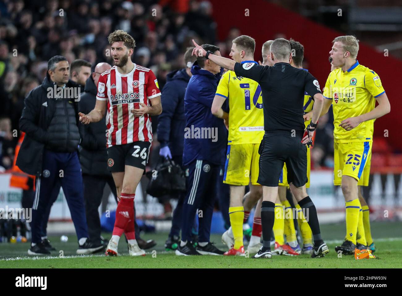 L'arbitro Matthew Donohue assegna una carta rossa a Charlie Goode #26 di Sheffield United durante la partita del campionato Sky Bet tra Sheffield United e Blackburn Rovers a Bramall Lane Foto Stock