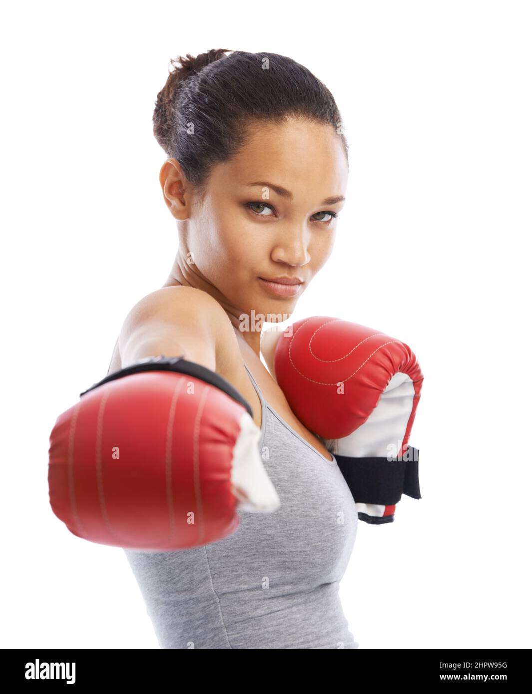 Resistente all'interno e all'esterno. Una bella giovane donna che indossa guanti da boxe. Foto Stock