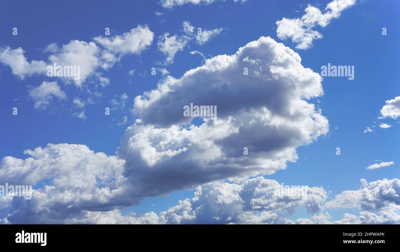 Nuvole bianche e cielo blu che si illuminano, adatte per lo sfondo o la sostituzione Foto Stock