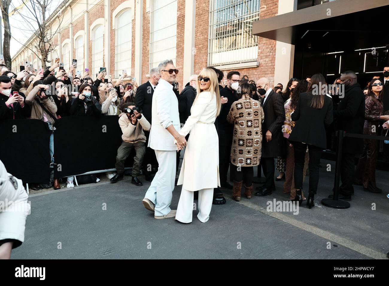 Rita ora e Taika Waititi partecipano alla sfilata di moda Fendi durante la settimana della moda femminile in autunno/inverno a Milano Foto Stock