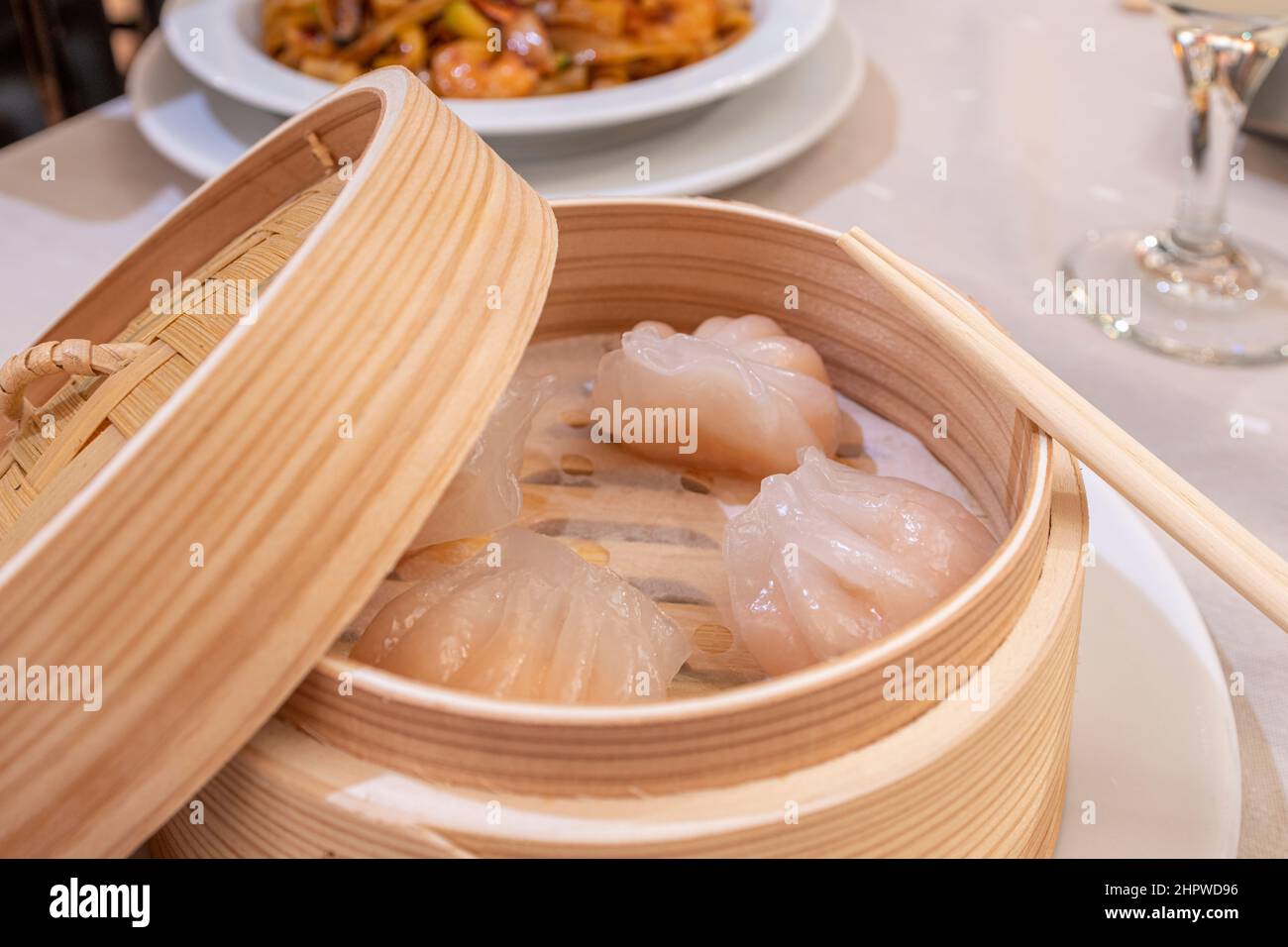 Dim Sum è un alimento proveniente da varie regioni della Cina, tra cui cantonese e scianghainese spiccano, ma sono anche prodotti in altre regioni del paese Foto Stock