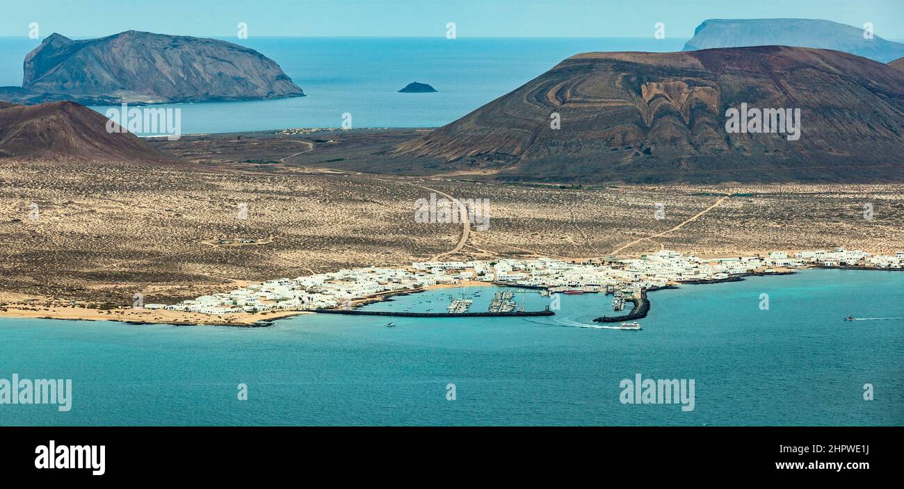 Vista dell'isola di La Graciosa con la città di Caleta de Sebo, visto dal punto di vista Mirador de Guinate Foto Stock