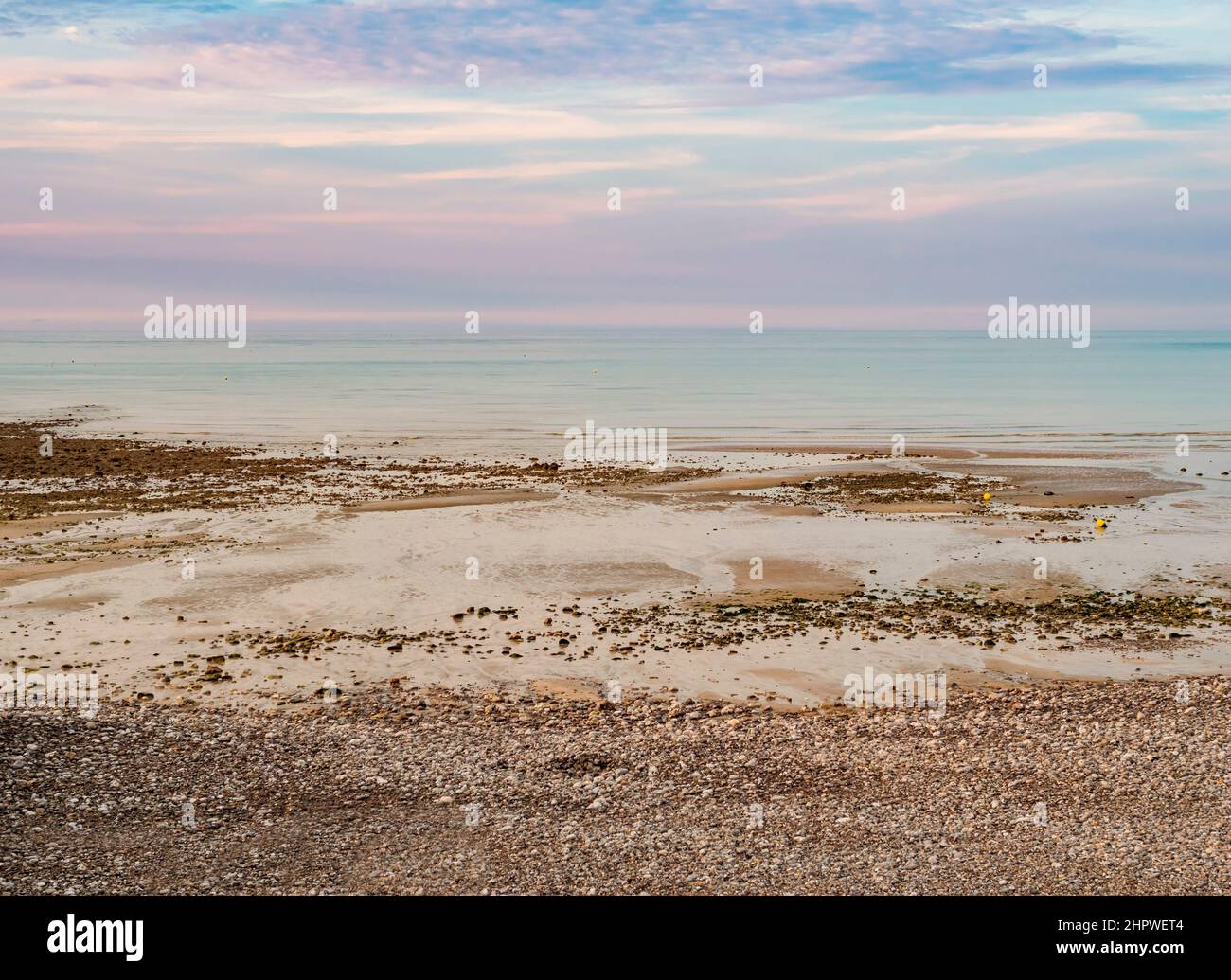 Normandia, splendidi colori pastello durante la bassa marea al tramonto, nel nord della Francia Foto Stock