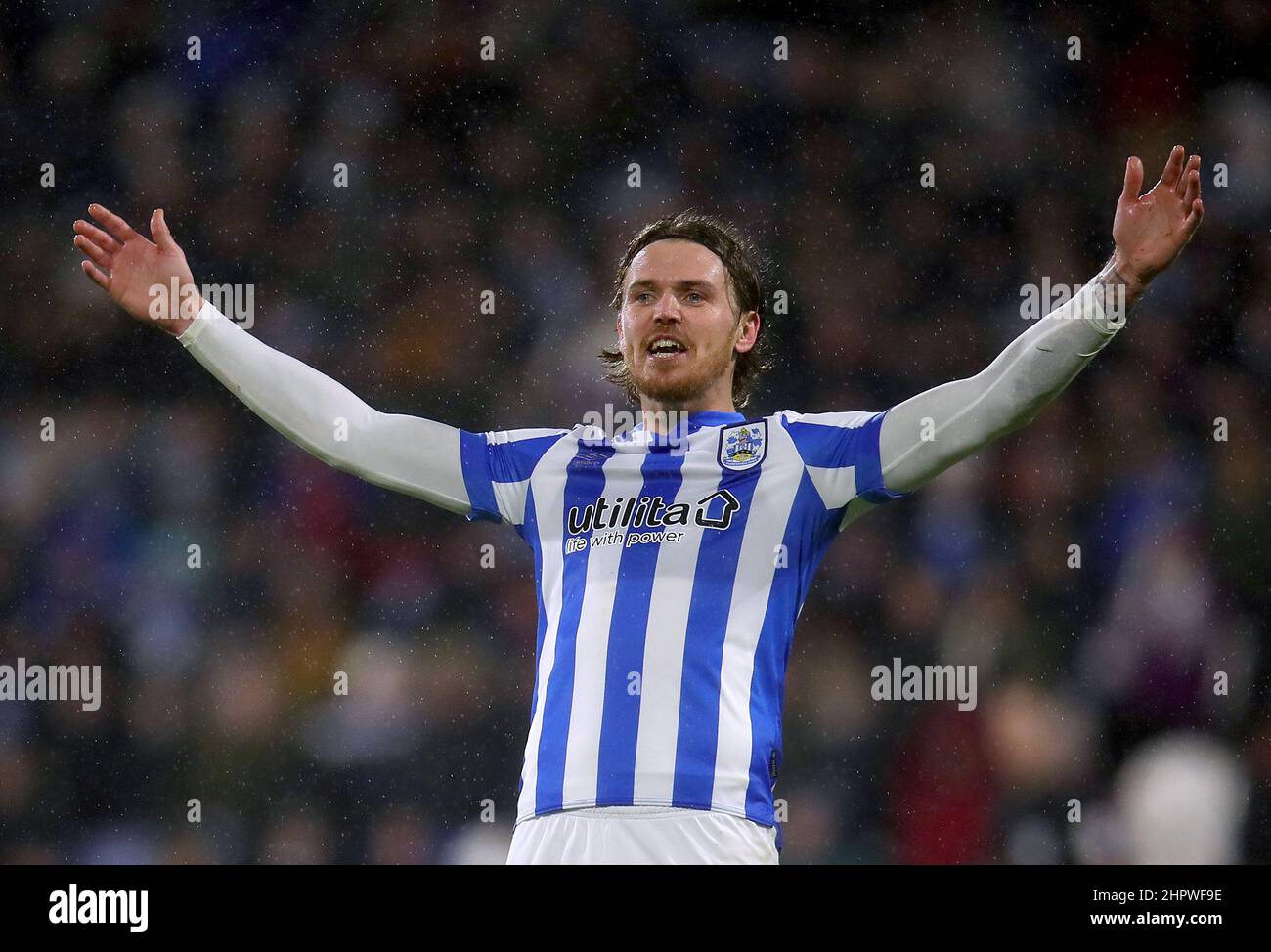 Il Danny Ward di Huddersfield Town reagisce durante la partita del campionato Sky Bet al John Smith's Stadium, Huddersfield. Data foto: Mercoledì 23 febbraio 2022. Foto Stock