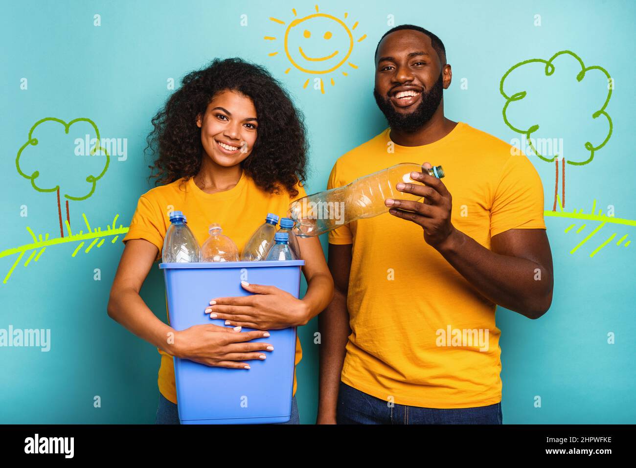 Coppia tenere un contenitore di plastica con bottiglie come concetto di ecologia e riciclaggio Foto Stock