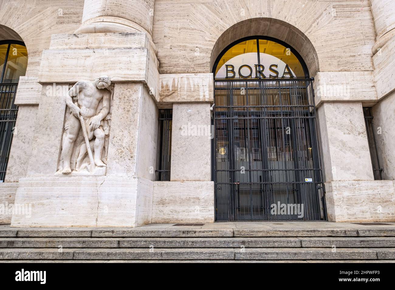 Ingresso alla Borsa di Milano in Piazza Affari - l'edificio mostra il tipico stile fascista e oggi è un importante punto di riferimento a Milano Foto Stock