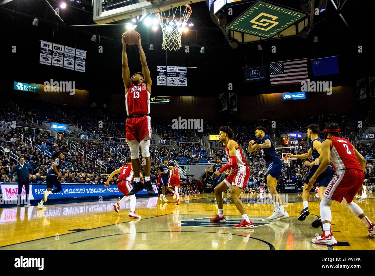 Reno, Stati Uniti. 22nd Feb 2022. La guardia di Las Vegas #13 Bryce Hamilton sale per due punti durante la partita di Reno dell'Università di Las Vegas contro l'Università del Nevada al centro eventi di Lawlor e l'Università di Las Vegas è uscita vittoriosa, dal 62 al 54. Credit: SOPA Images Limited/Alamy Live News Foto Stock