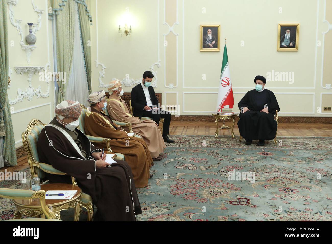 Teheran, Teheran, Iran. 23rd Feb 2022. Un'immagine di handout fornita dalla presidenza iraniana mostra il presidente della repubblica islamica EBRAHIM RAISI (R) durante un incontro con il ministro degli Esteri dell'Oman SAYYID BADR al-BUSAIDI a Teheran il 23 febbraio 2022. L'Oman ha spesso agito da intermediario per aiutare a facilitare la diplomazia delle porte di servizio tra gli Stati Uniti e l'Iran, e la visita ha sollevato la speculazione che l'Oman può essere coinvolto come un intermediario nelle trattative nucleari in corso, o consegnare un messaggio degli Stati Uniti in Iran. (Credit Image: © Iranian Presidency via ZUMA Press Wire) Foto Stock