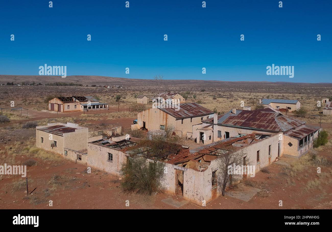 Vista aerea dell'hotel della città ferroviaria abbandonata chiamata Putsonderwater, città fantasma in Sudafrica. Foto Stock