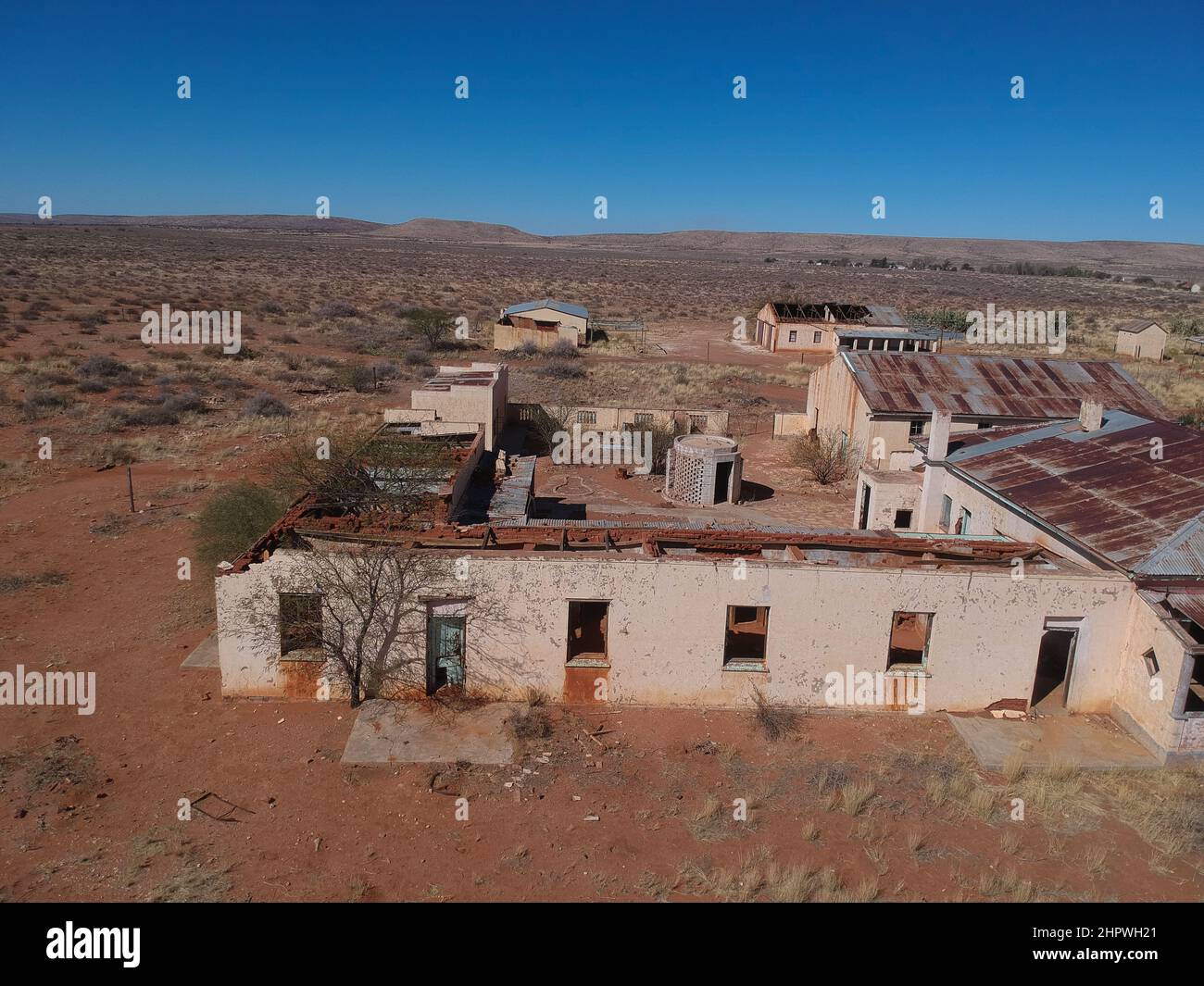 Vista aerea della camera d'albergo della città ferroviaria abbandonata chiamata Putsonderwater, città fantasma in Sud Africa. Foto Stock