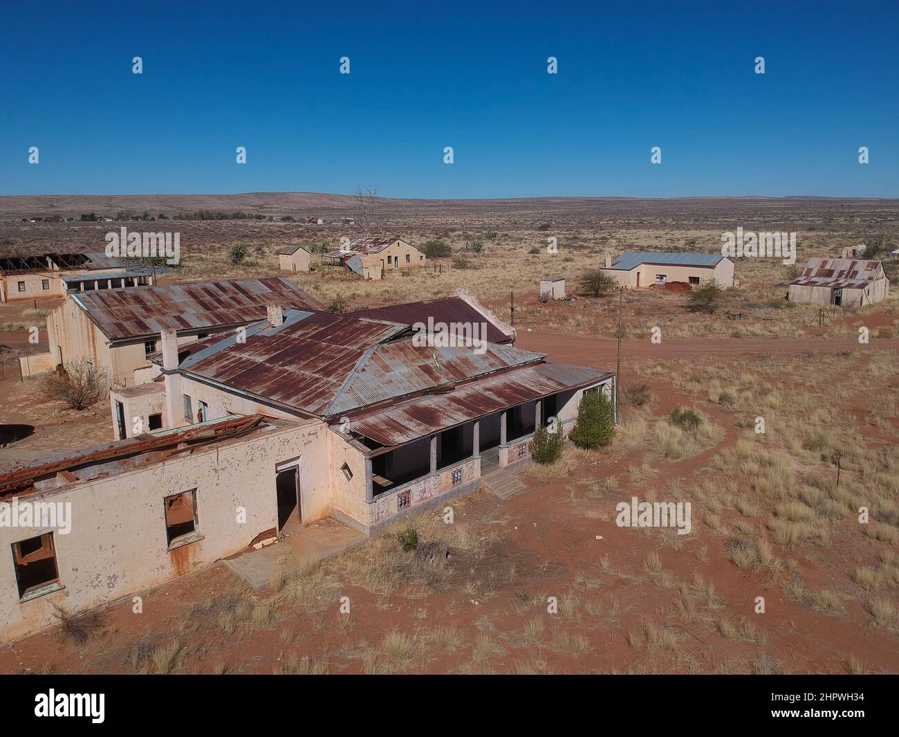 Vista aerea dell'hotel della città ferroviaria abbandonata chiamata Putsonderwater, città fantasma in Sudafrica. Foto Stock