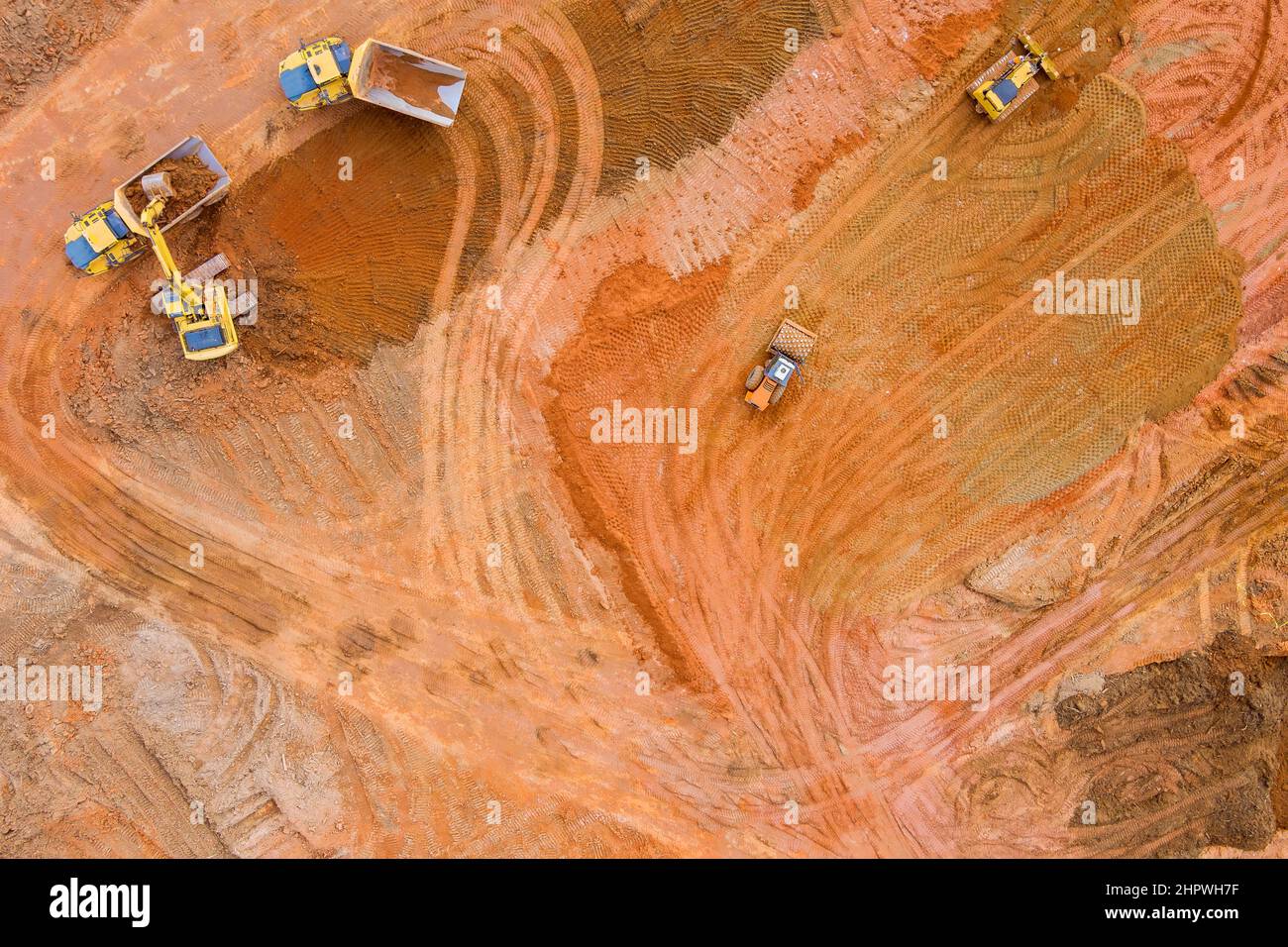 L'escavatore di macchinari per trattori pesanti allinea la terra facendo il paesaggio Foto Stock