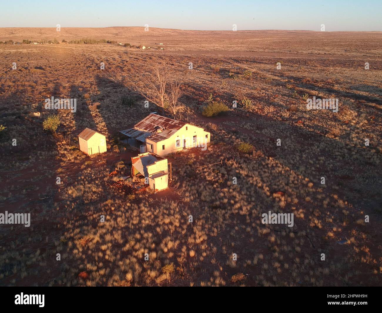 Vista aerea della vecchia stazione di polizia, l'edificio e la prigione sul retro, in una piccola città ferroviaria chiamata Putsonderwater, città fantasma in Sudafrica. Foto Stock