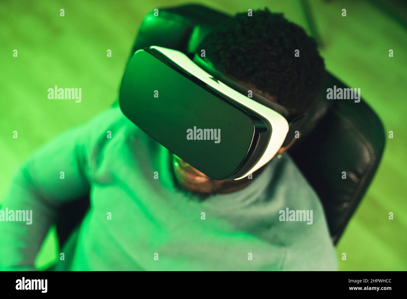 Uomo nero con visore VR sfocatura sfondo - primo piano scatto. Foto di alta qualità Foto Stock