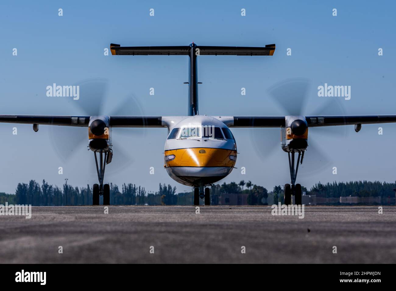 Il velivolo da salto del team dell'esercito degli Stati Uniti, il C-147A, si prepara per il volo durante l'addestramento a Homestead, Florida il 18 febbraio 2022. USAPT sta conducendo il ciclo annuale di certificazione per la prossima stagione dello spettacolo. (STATI UNITI Esercito foto di Megan Hackett) Foto Stock