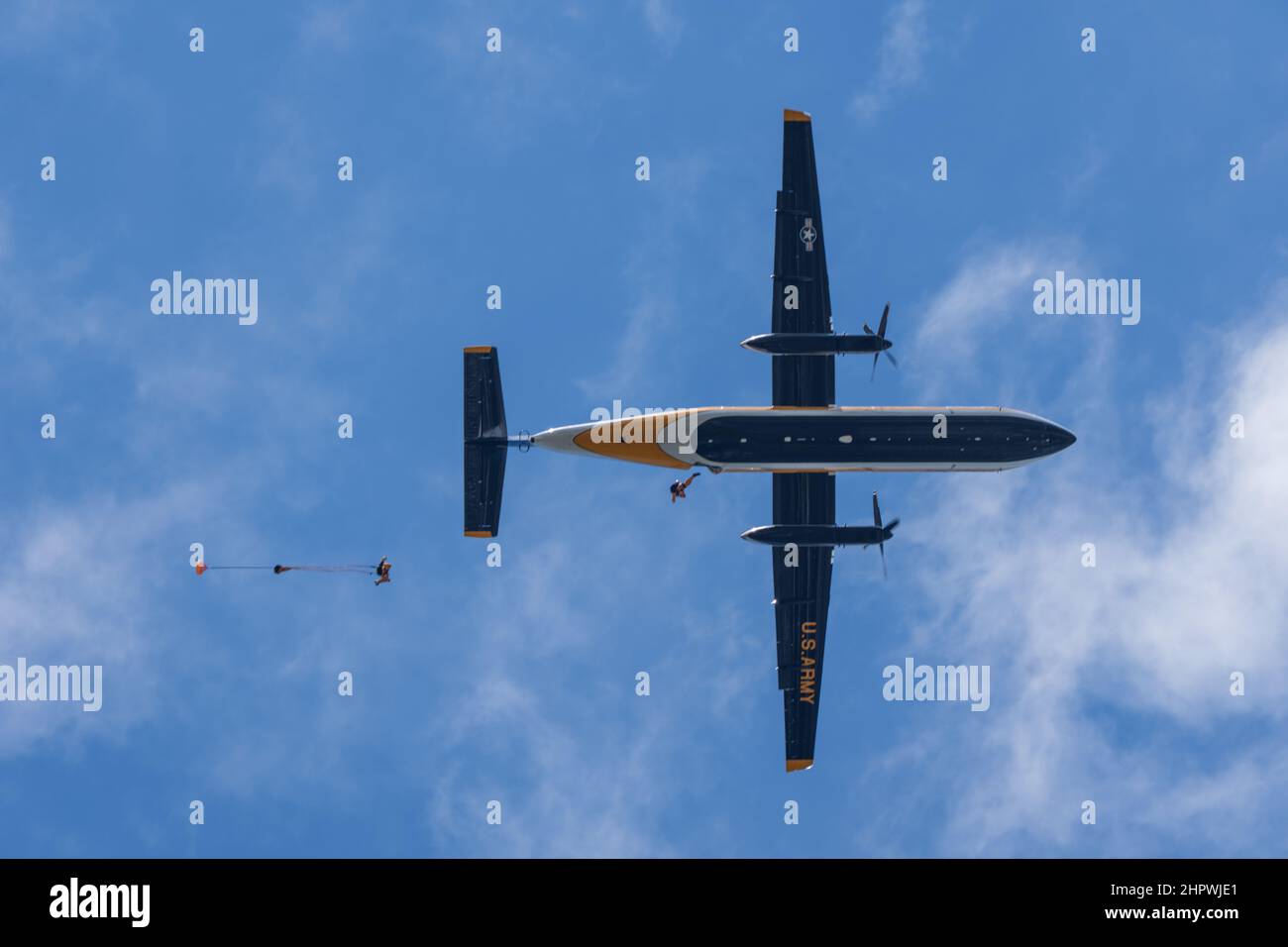 I membri della squadra di paracadute dell'esercito degli Stati Uniti saltano dal velivolo C-147A a Homestead, Florida il 18 febbraio 2022. USAPT sta conducendo il ciclo annuale di certificazione per la prossima stagione dello spettacolo. (STATI UNITI Esercito foto di Megan Hackett) Foto Stock