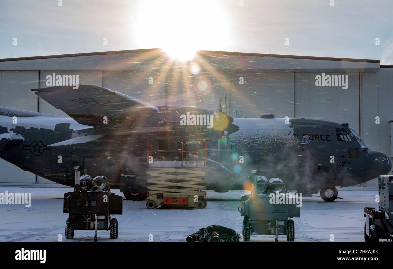 Airmen from120th Maintenance Group manutenzione dei motori preformati su C-130 Hercules alla base della Guardia Nazionale aerea Montana, Great Falls, Montana, 22 febbraio 2022. Il MXG 120th mantiene la preparazione della missione con aerei pronti e aerei pronti in tutti i tipi di condizioni meteorologiche. (STATI UNITI Air National Guard foto di Tech Sgt. Doskey Devin) Foto Stock