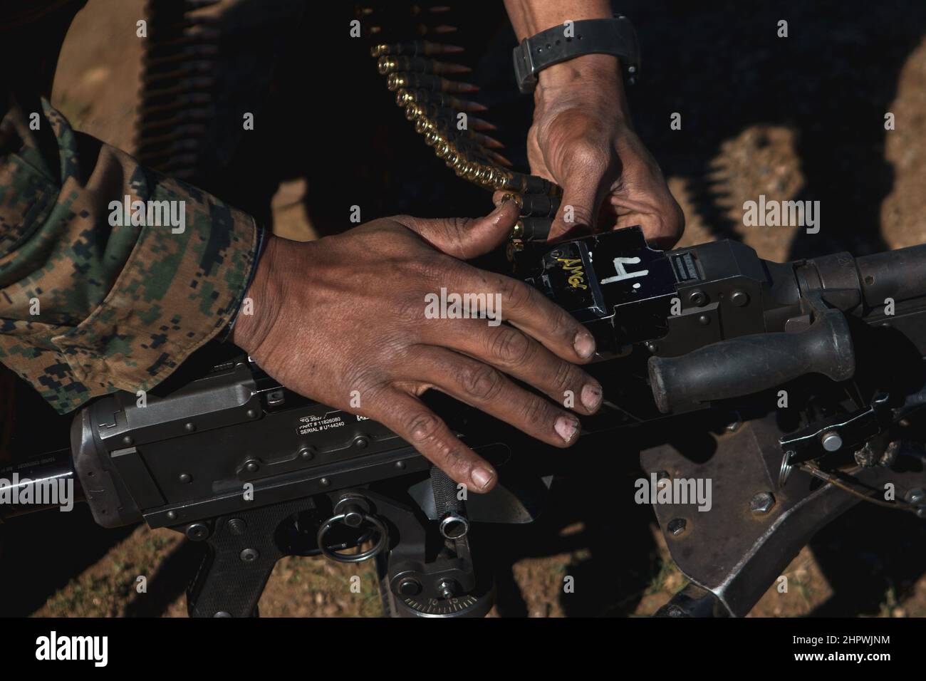 Una marina statunitense con il corso Advanced Machine-Gun, carica munizioni in una mitragliatrice media del M240G durante un esercizio di tiro al fuoco a Range 218 sul Marine Corps base Camp Pendleton, California, 16 febbraio 2022. AMGC è un corso di sei settimane in cui i mitraglieri avanzano le loro abilità di combattimento e di armamento, nonché la navigazione terrestre e la leadership di piccole unità. (STATI UNITI Foto del corpo marino di Lance CPL. Shaina Giove) Foto Stock