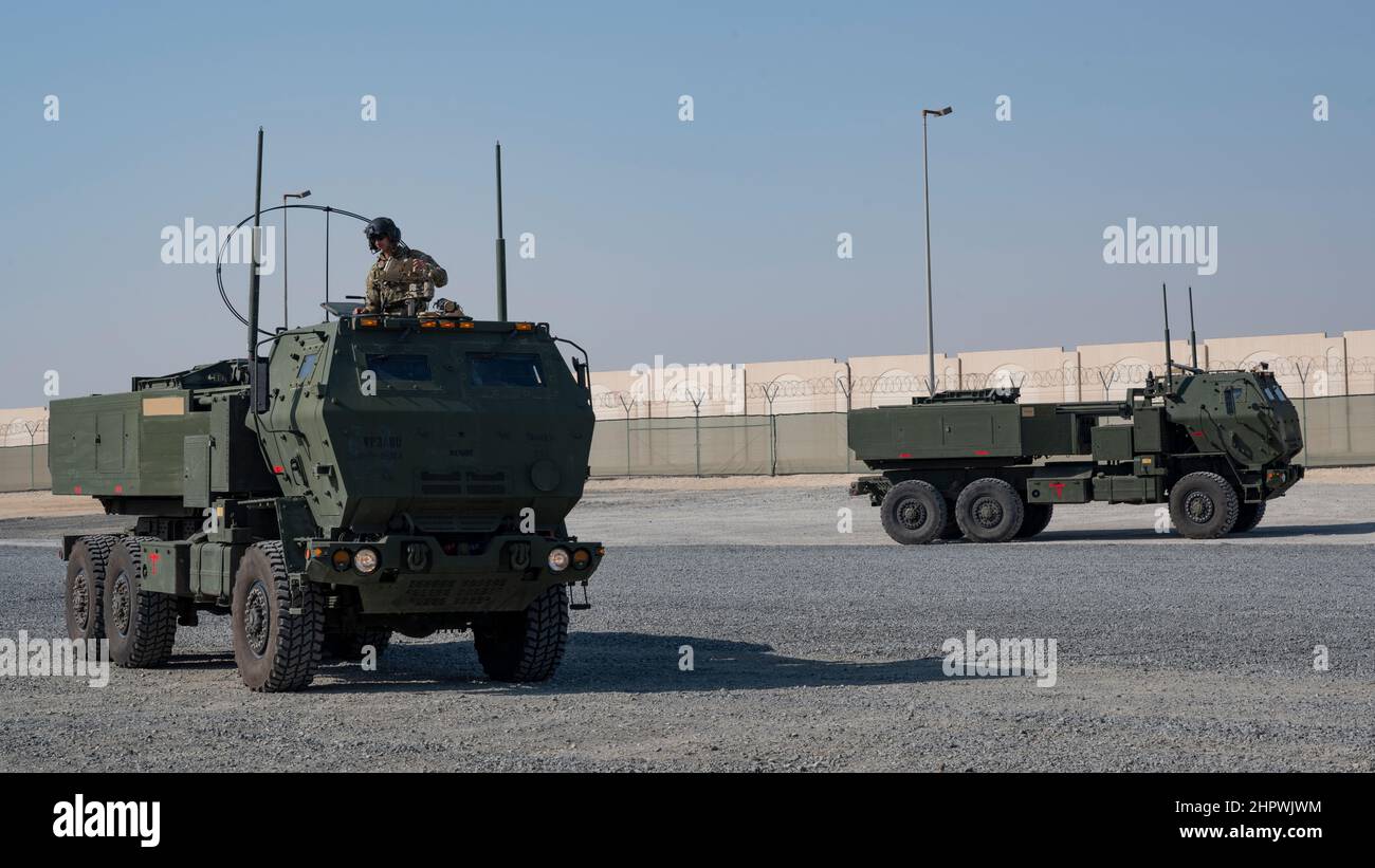 US Army M-142 Highly Mobile Artillery Rocket Systems (HIMARS) i soldati attendono di sparare istruzioni dal loro centro di controllo durante un esercizio di addestramento alla base aerea di al Dhafra, Emirati Arabi Uniti 17 febbraio 2022. L'addestramento emulato rapidamente caricare e scaricare HIMARS da un Hercules C-130 ed eseguire una missione di fuoco. (STATI UNITI Air Force foto di staff Sgt. Nicholas Ross) Foto Stock