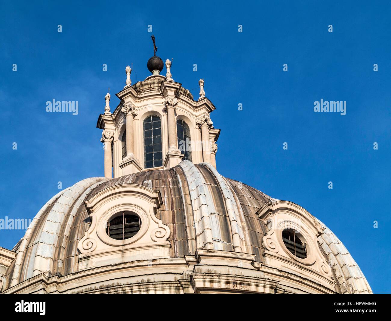 Cupola Petersdom in Roma. Italia sotto il cielo blu Foto Stock