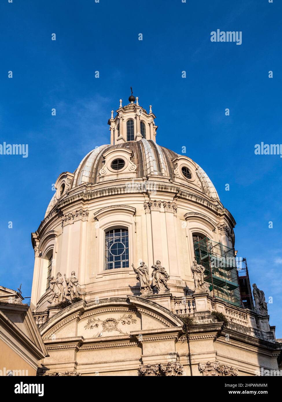 Cupola Petersdom in Roma. Italia sotto il cielo blu Foto Stock