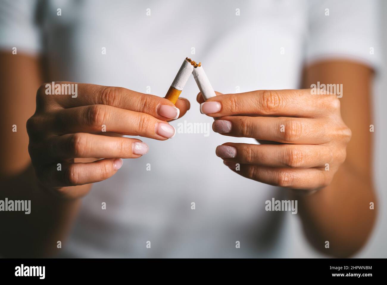 La donna frena la sigaretta nelle mani. Donna che rifiuta il tabacco. Smettere di fumare, smettere di fumare o non fumare sigarette Foto Stock