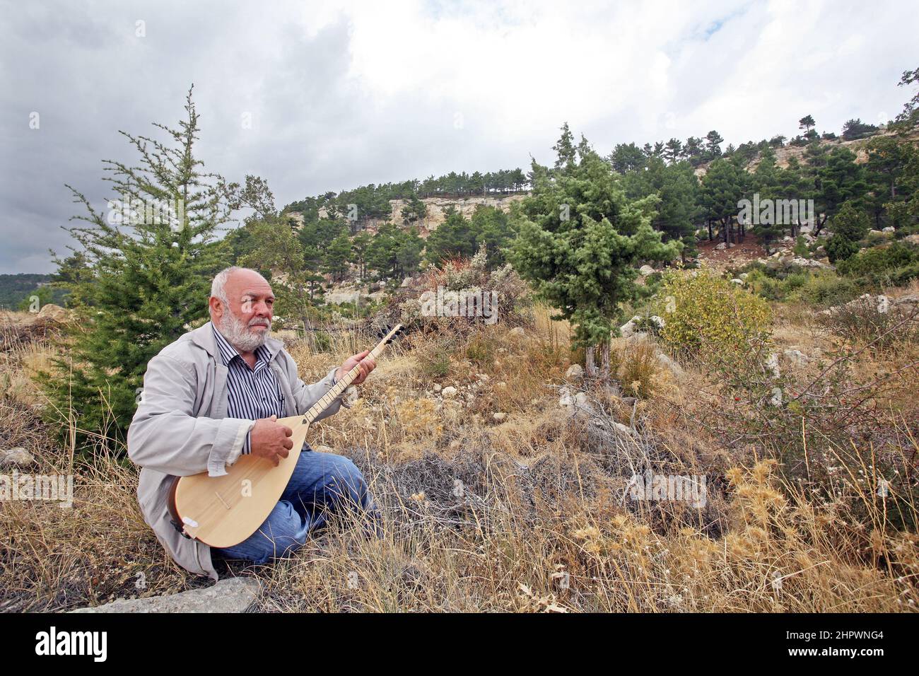 MERSIN, TURCHIA - OTTOBRE 15: Famoso musicista folk turco e strumento turco baglama virtuoso Musa Eroglu ritratto il 15 ottobre 2009 a Mersin, Turchia. Foto Stock