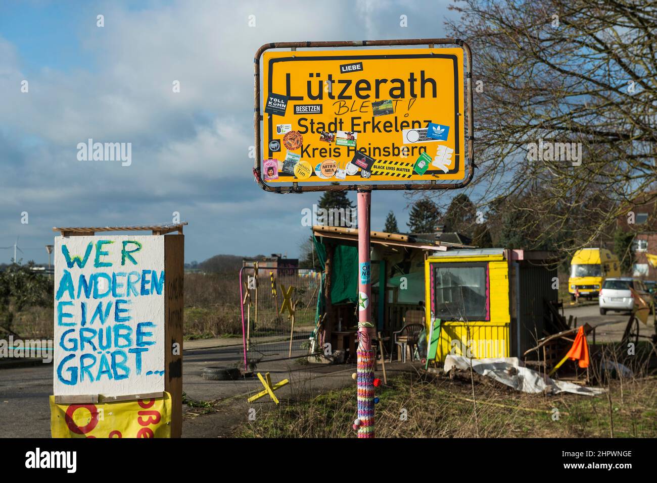Campo di protesta, Luetzerath, miniera di lignite di Garzweiler Openstast, nei pressi di Erkelenz, zona mineraria di lignite di Rhenish, Renania settentrionale-Vestfalia, Germania Foto Stock