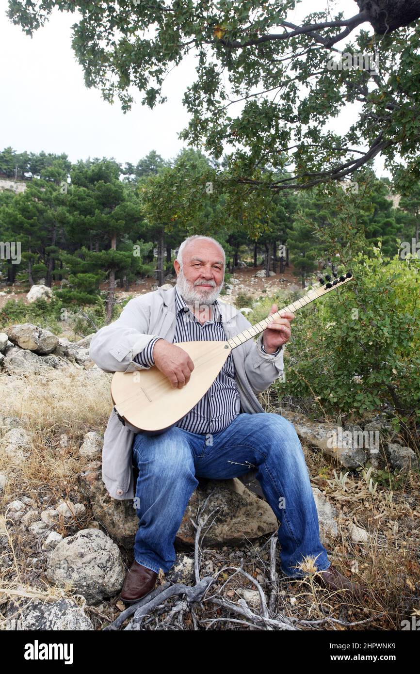 MERSIN, TURCHIA - OTTOBRE 15: Famoso musicista folk turco e strumento turco baglama virtuoso Musa Eroglu ritratto il 15 ottobre 2009 a Mersin, Turchia. Foto Stock
