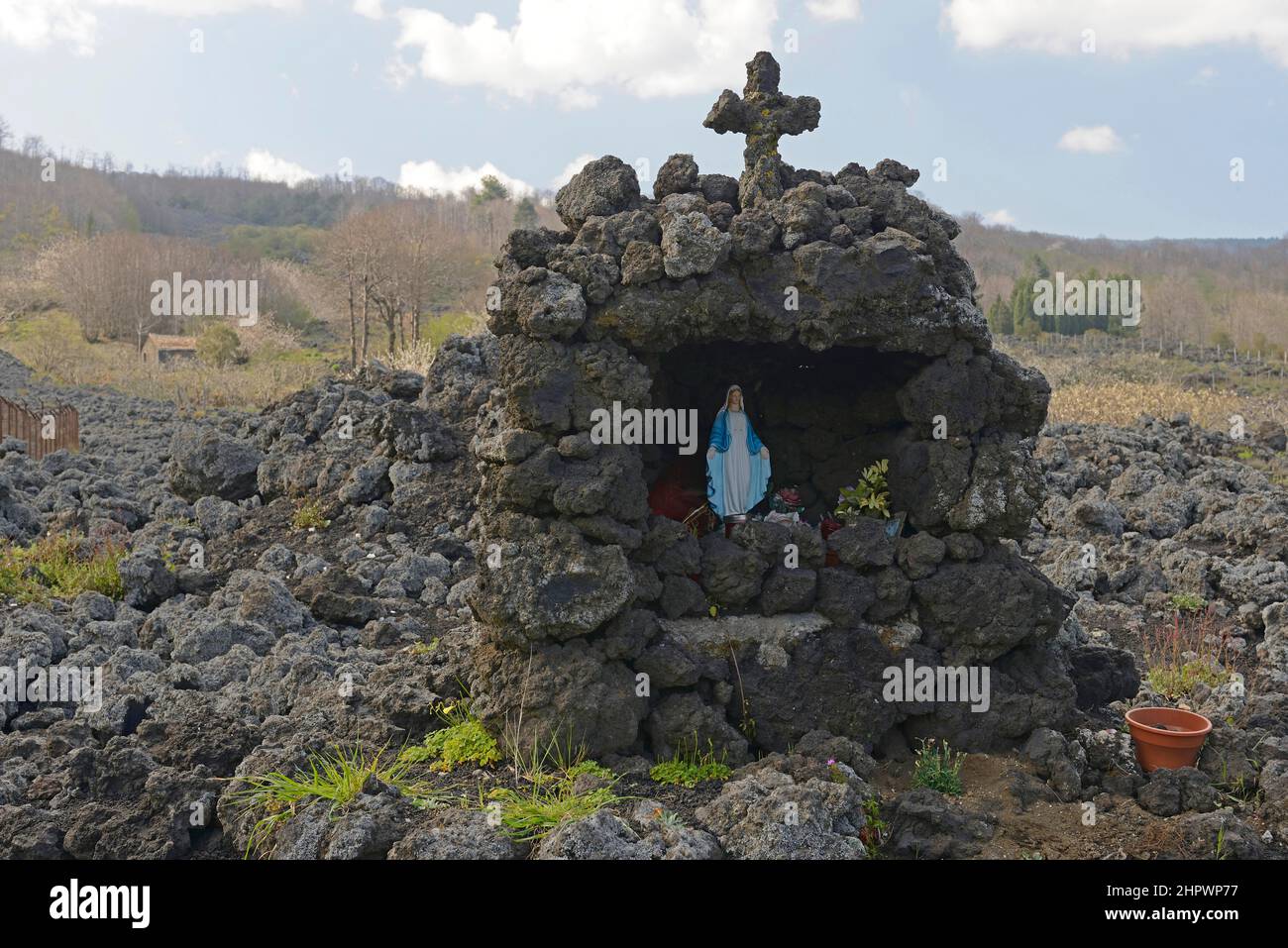 Roccia lavica e statua della Vergine Maria ai piedi dell'Etna, Sicilia, Italia Foto Stock