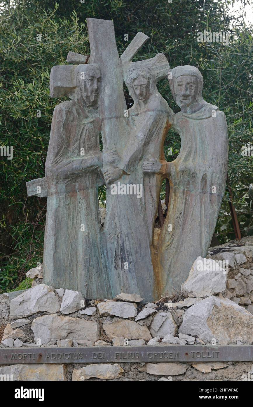 Sculture sulla Via crucis, Taormina, Sicilia, Italia Foto Stock