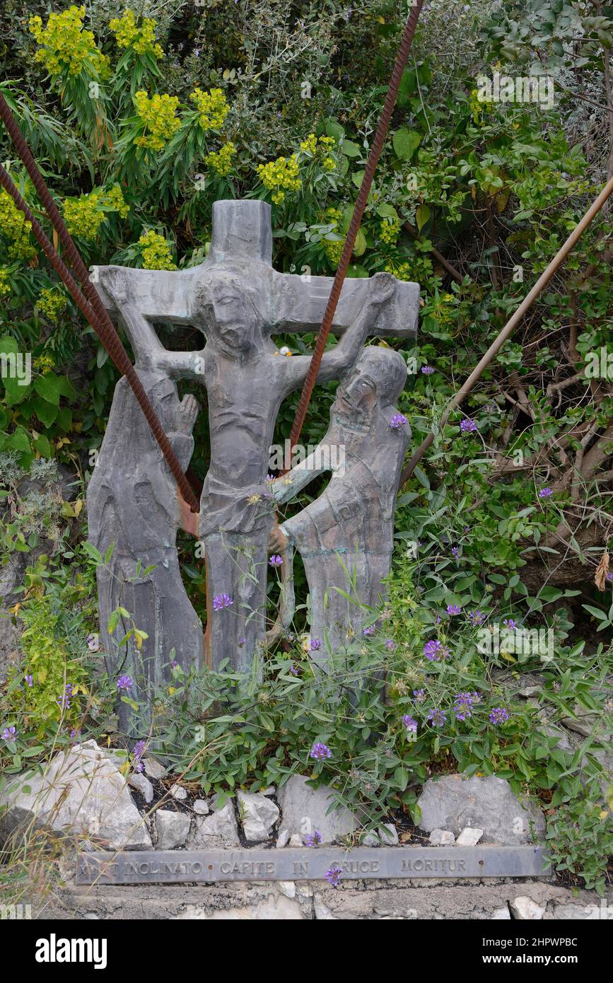 Sculture sulla Via crucis, Taormina, Sicilia, Italia Foto Stock